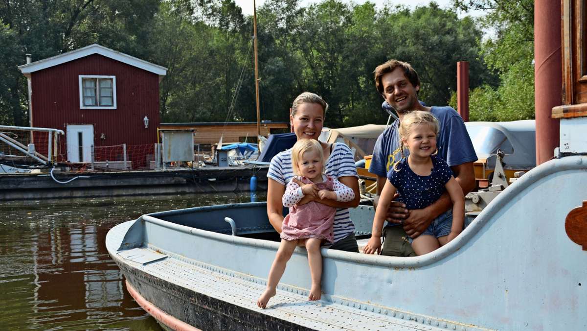 Hausboot in Hamburg: Eine glückliche Familie wohnt auf dem  Wasser