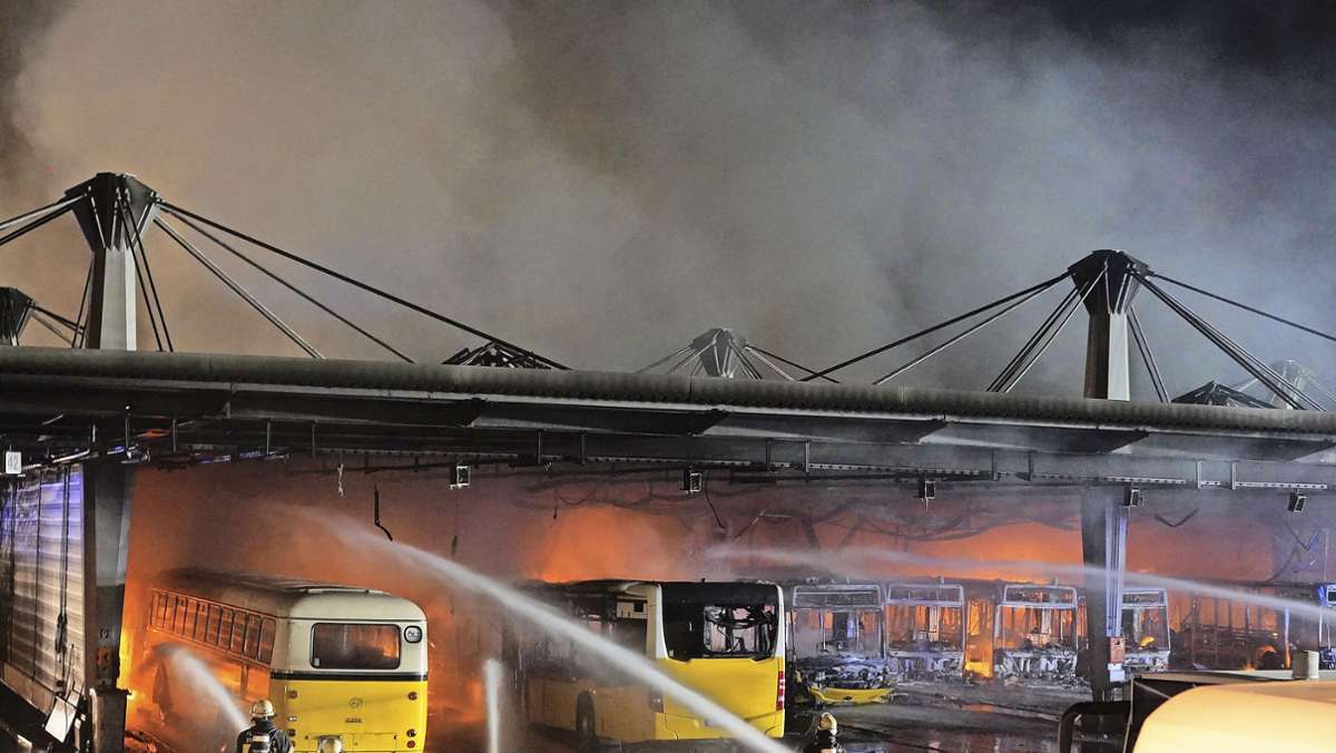 Feuer im SSB-Depot in Stuttgart-Ost: 150 Feuerwehrleute bei Großbrand im Einsatz