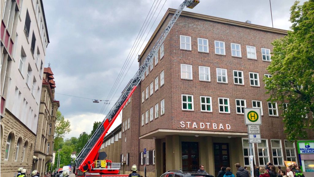  Plötzlich war der Badespaß vorbei: Die Feuerwehr wurde zum Stadtbad Heslach alarmiert. Doch wo Rauch ist – ist dort immer auch Feuer? 