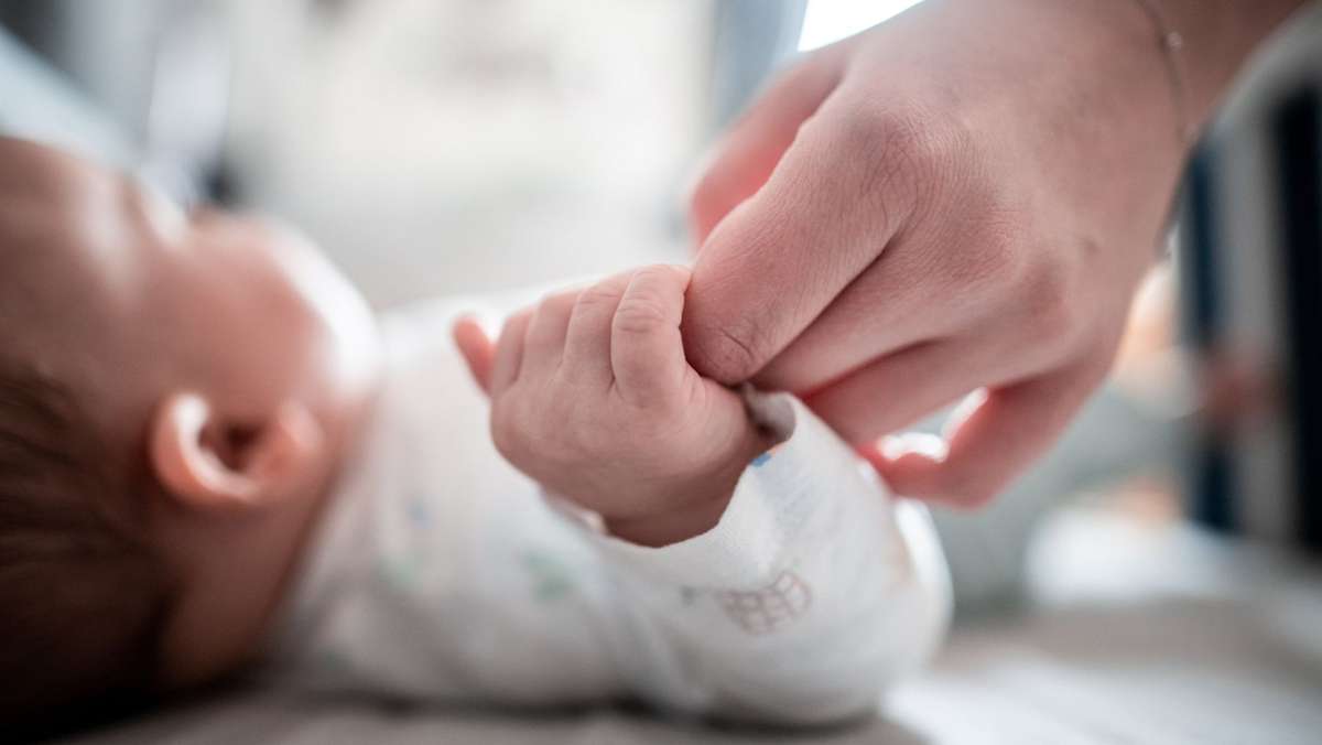 Stieffamilien in Deutschland: Deutlich mehr Adoptionen von Säuglingen und Kleinkindern