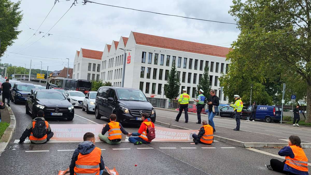 Klimaproteste  in Esslingen: Stadt prüft  Verbot von Klebeaktionen