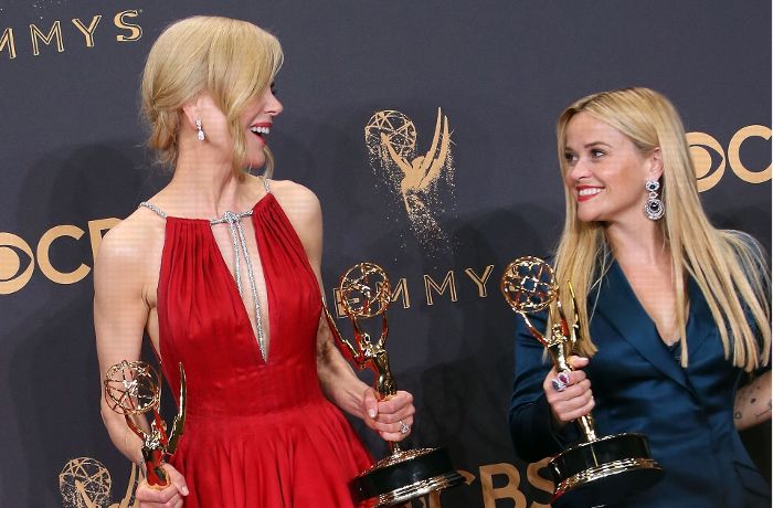 Knallige Farben und dezente Einblicke bei den Emmy Awards