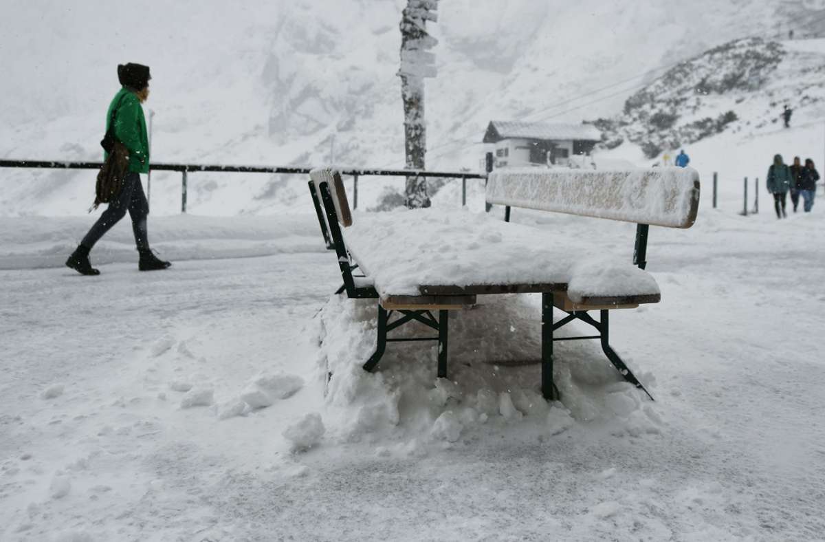 Auf der Terrasse einer Bergstation ist der Winter in Garmisch-Partenkirchen ist der Winter schon angekommen.