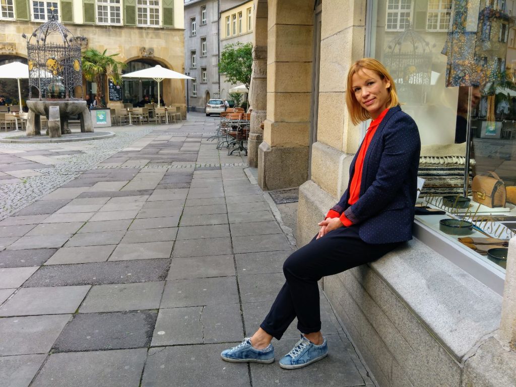 Magali Steidle vor ihrem neuen Shop am Hans-im-Glück-Brunnen.