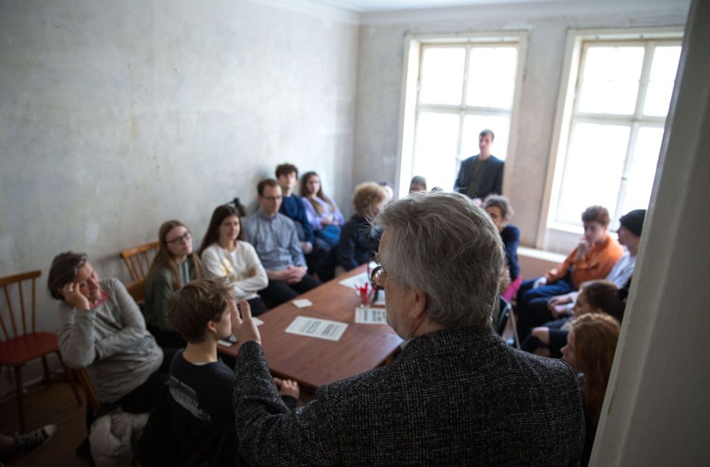Thomas Schnabel, ehemaliger Leiter im Haus der Geschichte (von hinten) und die Schüler der 9a des Hölderlin-Gymnasiums im Gespräch