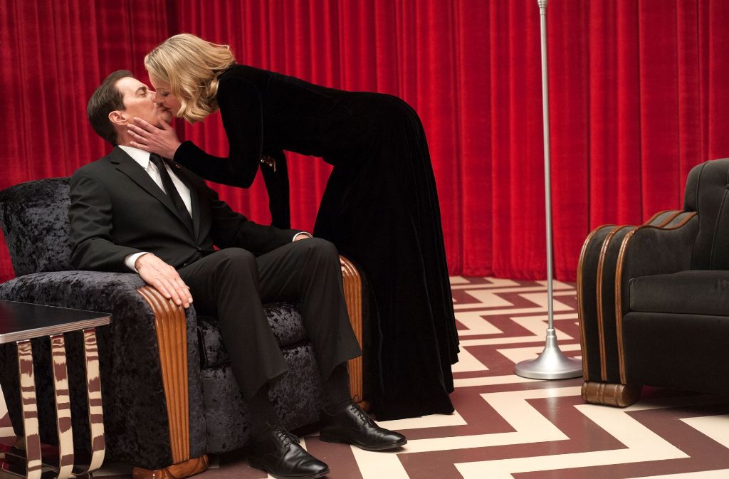Kyle MacLachlan als Dale Cooper mit Sherly Lee als Laura Palmer in einer der berüchtigten surrealen Szenen im Red Room