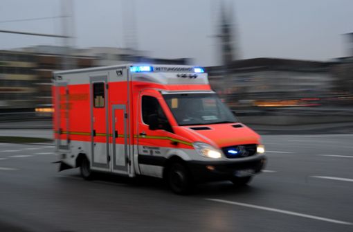 Der Rettungsdienst brachte den 16-Jährigen in ein Krankenhaus. (Symbolbild) Foto: picture alliance / dpa/Carsten Rehder