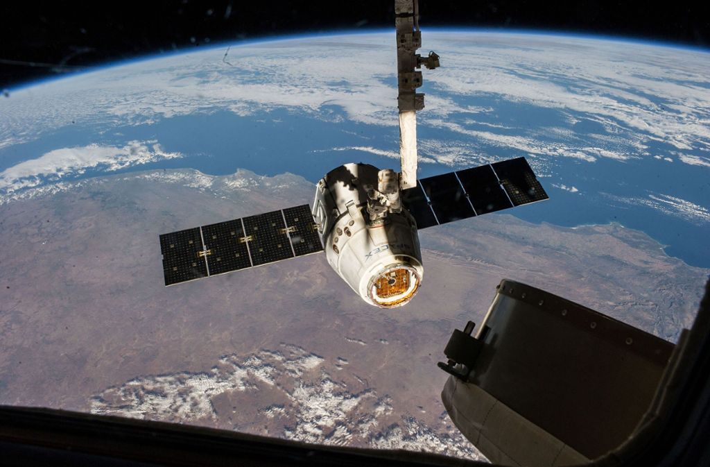 „Dragon“ ist der Name eines Raumschiffs von SpaceX, das mit der Falcon-9-Rakete gestartet wird. Die aktuelle Dragon-Kapsel (Dragon V1) ist nur zum Transport von Fracht geeignet.