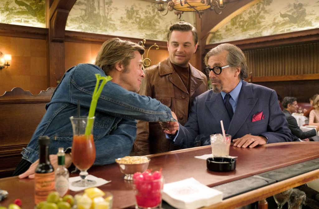 Eine Filmszene aus „Once Upon A Time in Hollywood“ mit Brad Pitt (links), Leonardo DiCaprio (Mitte) und Al Pacino (rechts).
