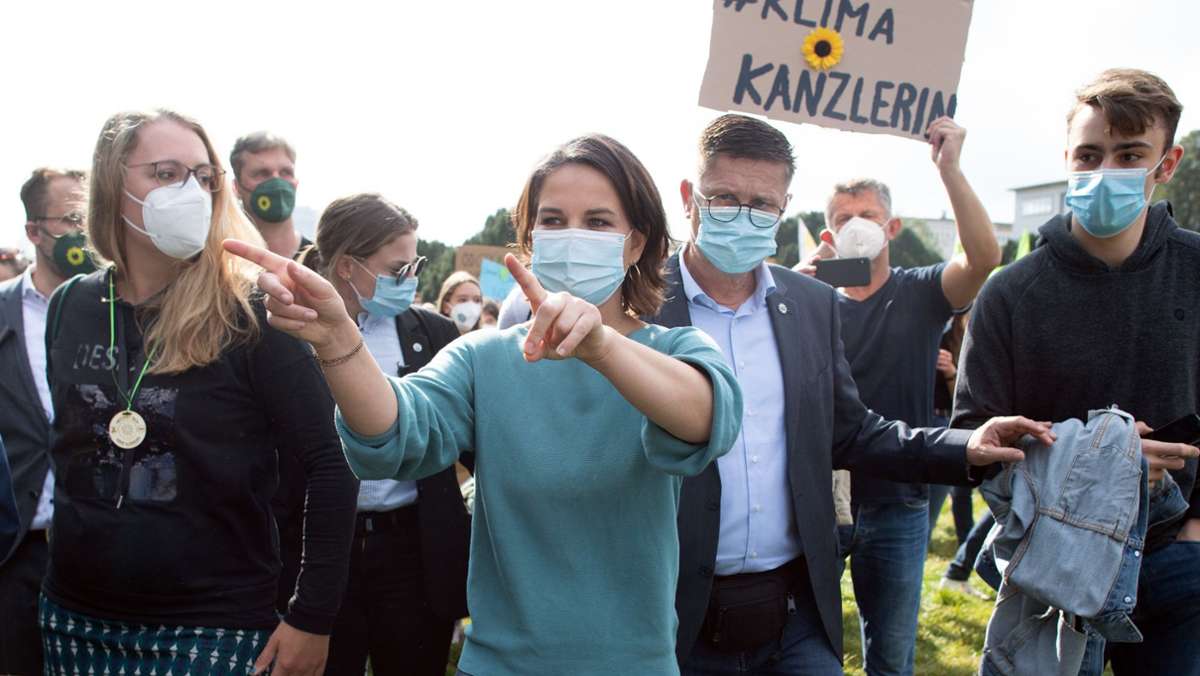  Politikerinnen und Politiker vor allem der Grünen, aber auch anderer Parteien, haben die Protestaktionen von Fridays for Future für mehr Klimaschutz unterstützt. In Köln beteiligte sich Grünen-Kanzlerkandidatin Annalena Baerbock. 