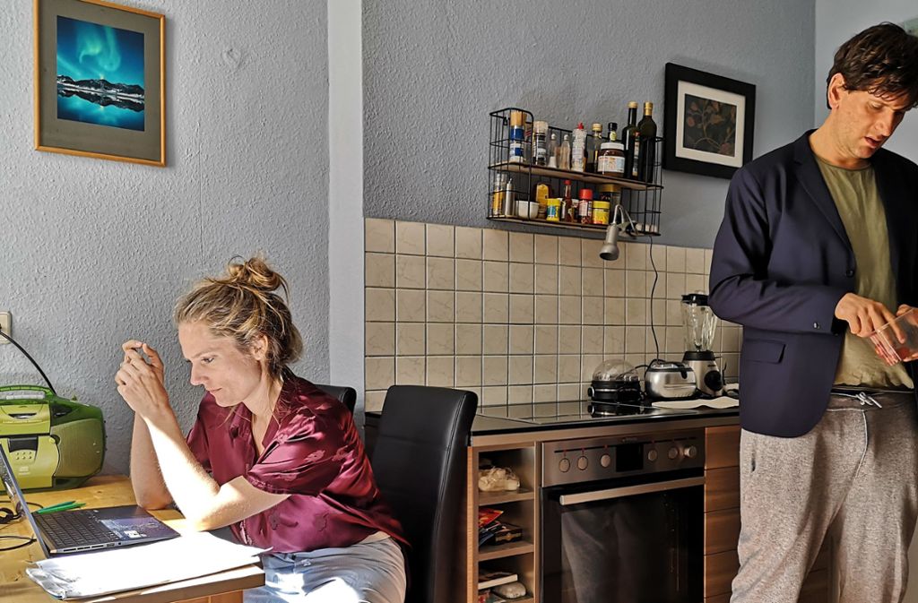 Szenenfoto aus „Liebe. Jetzt!“: Meike (Marie Burchard) und ihr Mann Heiner (Sebastian Schwarz) arrangieren sich in ihrer Wohnung im Homeoffice.
