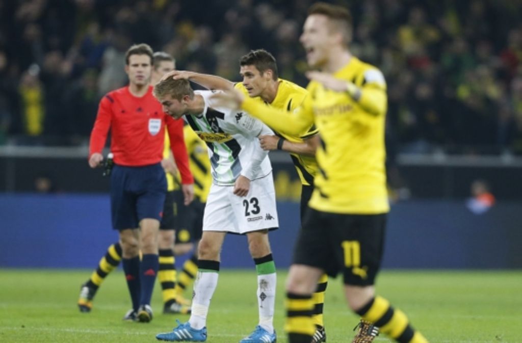 So hatte Christoph Kramer sich das nicht gedacht: Sein Rückpass ging bei der Partie von Borussia Mönchengladbach gegen Borussia Dortmund aus 45 Metern Entfernung ins Tor – das eigene. Foto: AP