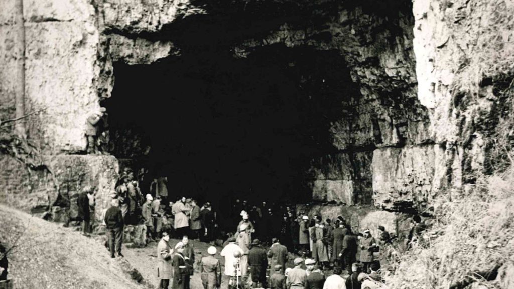  Seit 300 Jahren wird die Falkensteiner Höhle von Menschen ge- und teils missbraucht. Zeitweise war Gold der Antrieb, meist aber die pure Neugier. Fünf schwerere Unglücke haben sich in der Nachkriegszeit ereignet, aber alle gingen gut aus. 
