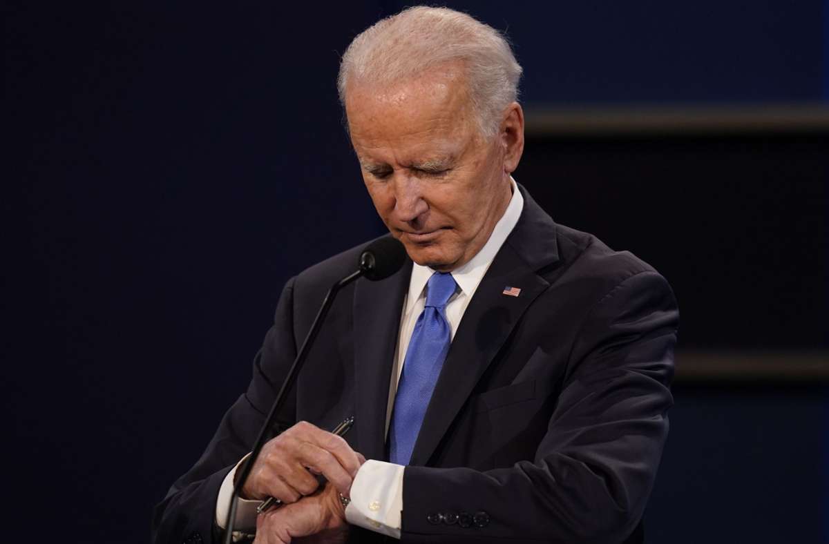 Joe Biden schaut während der TV-Debatte auf seine Uhr. Auch auf diese Weise kann man seine Meinung über die Aussagen des Gegners ausdrücken.