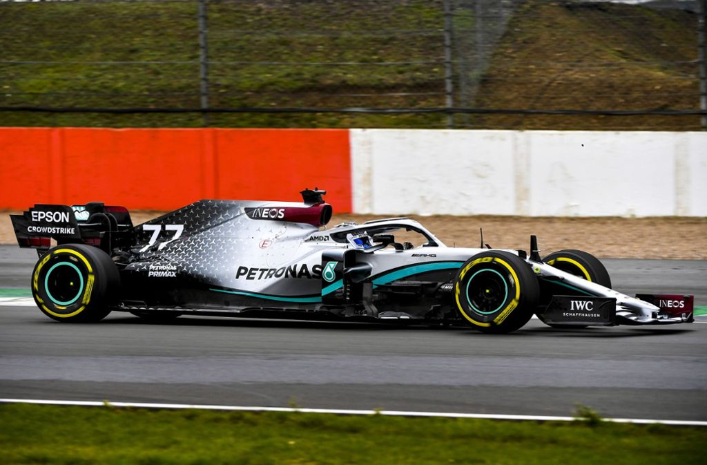 Mercedes: Der britische Formel-1-Rennfahrer und sechsfache Champion Lewis Hamilton fühlt sich im neuen W 11 wohl. Auch sein Teampartner Valtteri Bottas ging auf die Strecke (im Foto). Wegen des neuen Sponsors Ineos ist am Chassis auch die Farbe rot im Spiel. Der Wagen ist eine Evolution des Vorgängermodells, mit dem der sechste Titel von Lewis Hamilton perfekt gemacht wurde. Vorne gab es Veränderungen am Querlenker und an den Radfelgen, am Heck wurde wurde die Aufhängung perfektioniert, und der Motor soll effizienter und sparsamer sein.