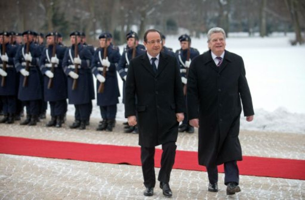 Bundespräsident Joachim Gauck und der französische Staatspräsident Francois Hollande am Schloss Bellevue Foto: dpa