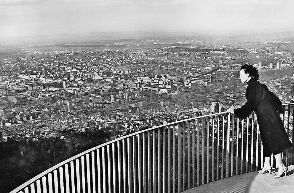Dieses Archivbild zeigt, dass das Geländer am Korb des Fernsehturms – viel niedriger als heute.