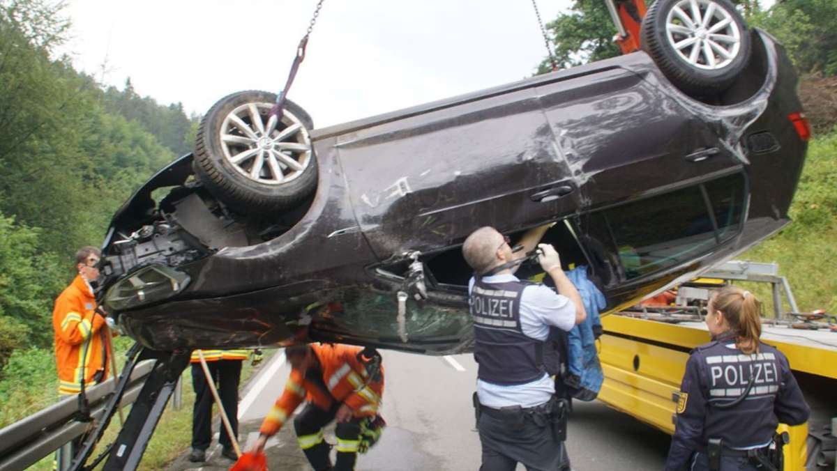 Tödlicher Unfall bei Altensteig: Auto prallt gegen Geröllwand – Fahrer stirbt
