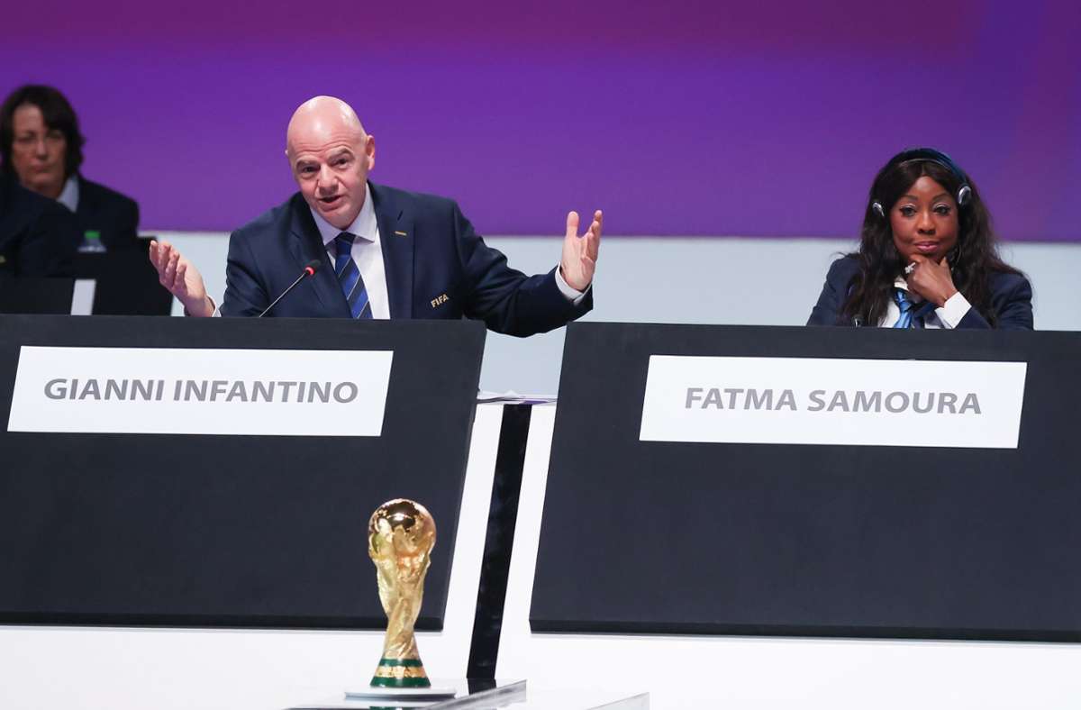 FIFA Präsident Giovanni Infantino und Generalsekretärin Fatma Samoura mit dem WM-Pokal Foto: dpa/Christian Charisius