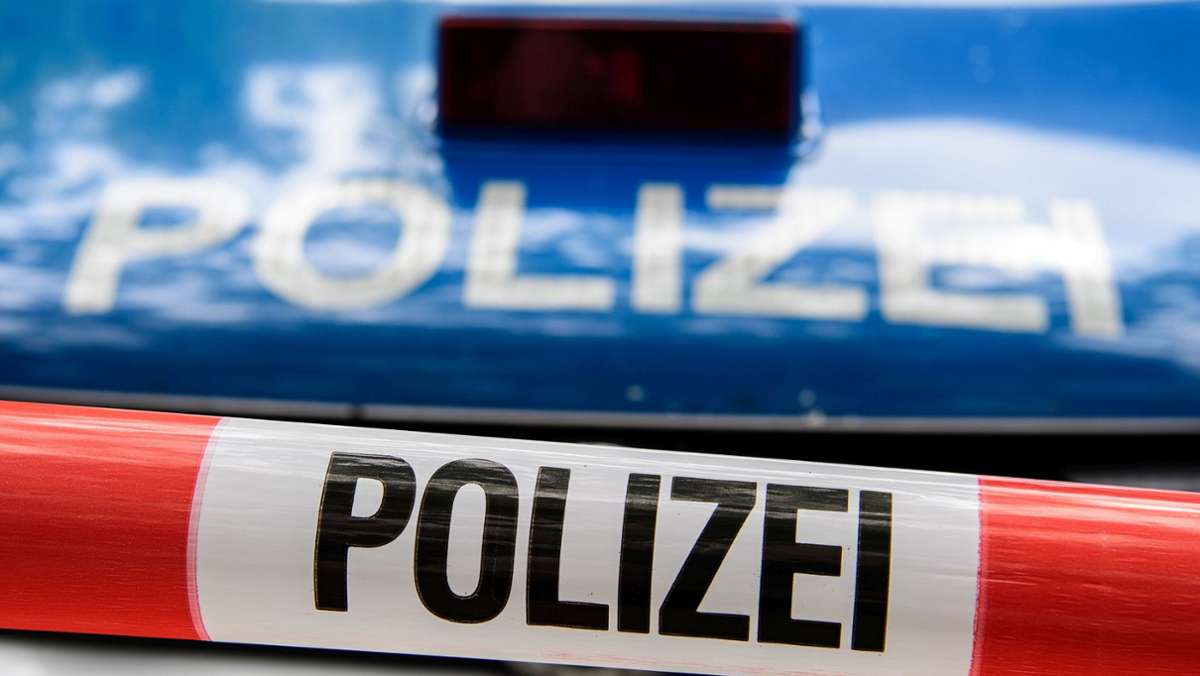 Unfall auf A 81 bei Herrenberg: VW Golf kracht in Lkw und Leitplanken
