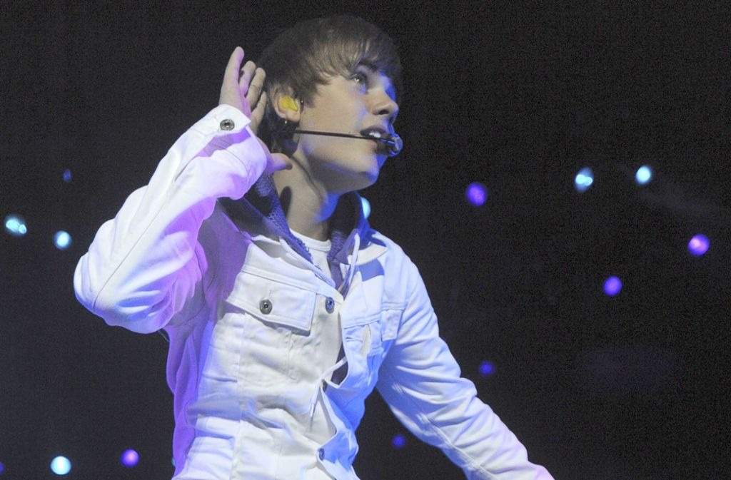 Justin Bieber bringt die Hallen zum Beben. Ein bisschen wie Elvis im weißen Ganzkörperkostüm. Aber nur ein bisschen. Das Foto wurde bei Biebers Auftritt in Maryland 2010 gemacht.