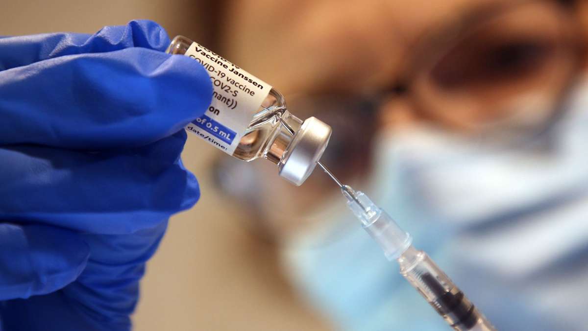  Einer südafrikanischen Studie zufolge schützt der Impfstoff von Johnson & Johnson nach einer Auffrischung bei der Omikron-Variante vor einem Krankenhausaufenthalt. 