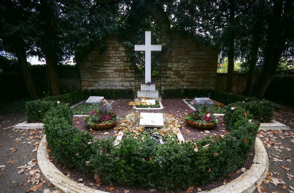 Alter Friedhof Ludwigsburg – das bedeutendste Grab: die Grabstelle des letzen württembergischen Königs Wilhelm II. (1848 bis 1921). Seine Regierungszeit währte von 1891 bis 1918, ehe er am 2. Oktober 1921 im Schloss Bebenhausen verstarb.