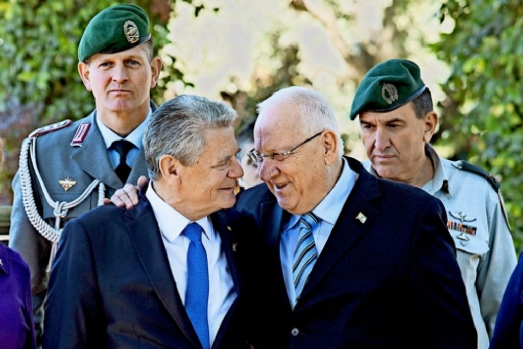 Joachim Gauck (links) wird von Israels Staatsoberhaupt Reuven Rivlin  begrüßt. Foto: dpa