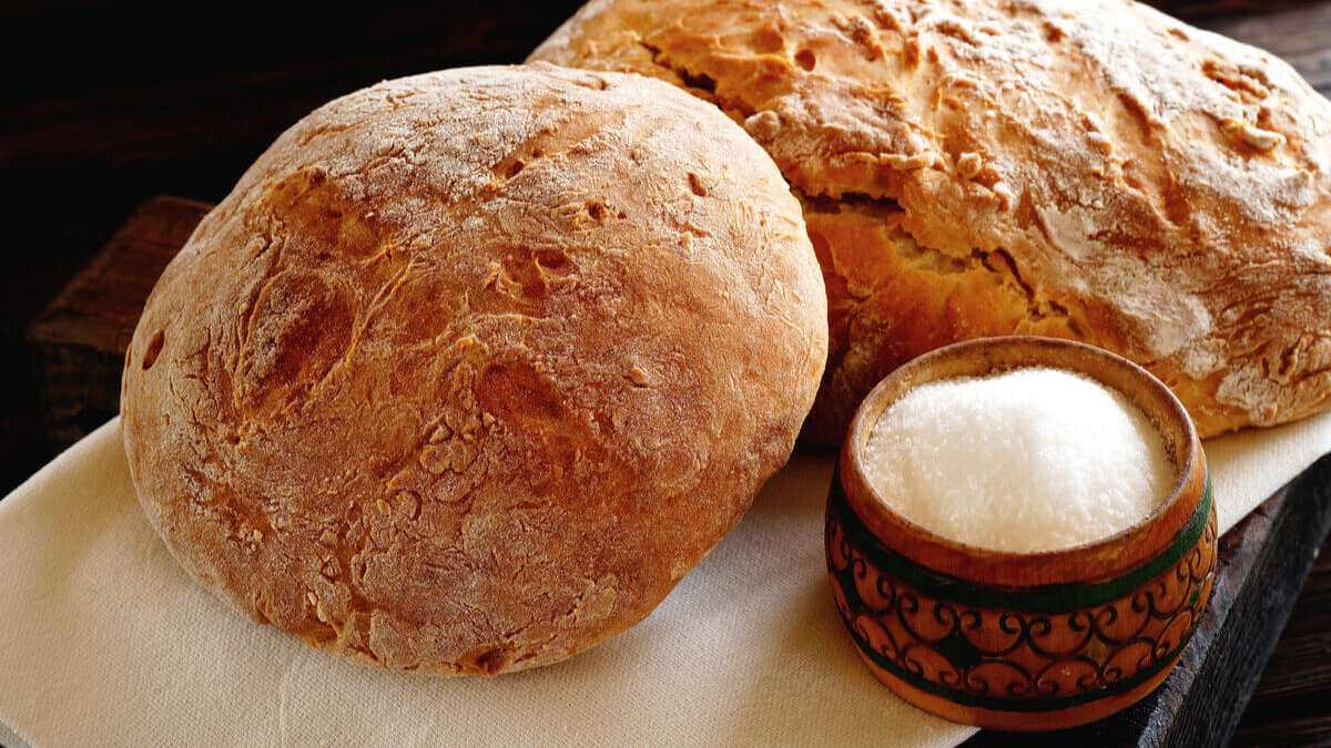 In diesem Artikel erfahren Sie, warum man Brot und Salz zum Einzug schenkt und wie Sie es kreativ verpacken.
