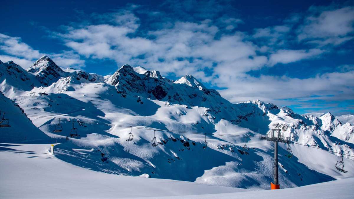 Österreich: Junge stürzt  von Skilift in die Tiefe