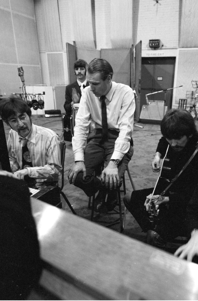 John Lennon, Ringo Starr, George Martin und George Harrison (v. li.) in den Londoner Abbey Road Studios im Januar 1967