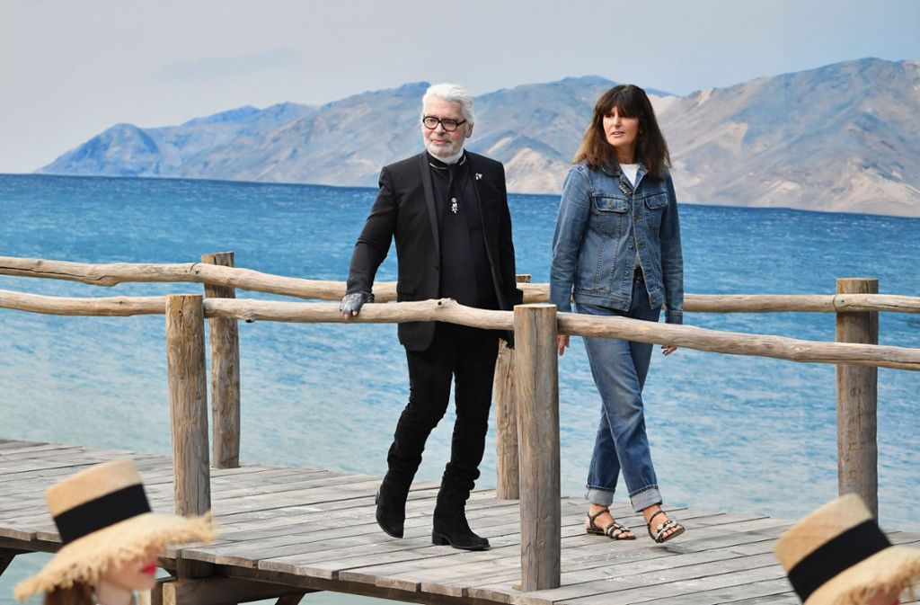 Karl Lagerfeld und Virginie Viard laufen über einen Steg innerhalb der Kulisse für die Chanel Frühjahrs-/ Sommerkollektion 2019-.