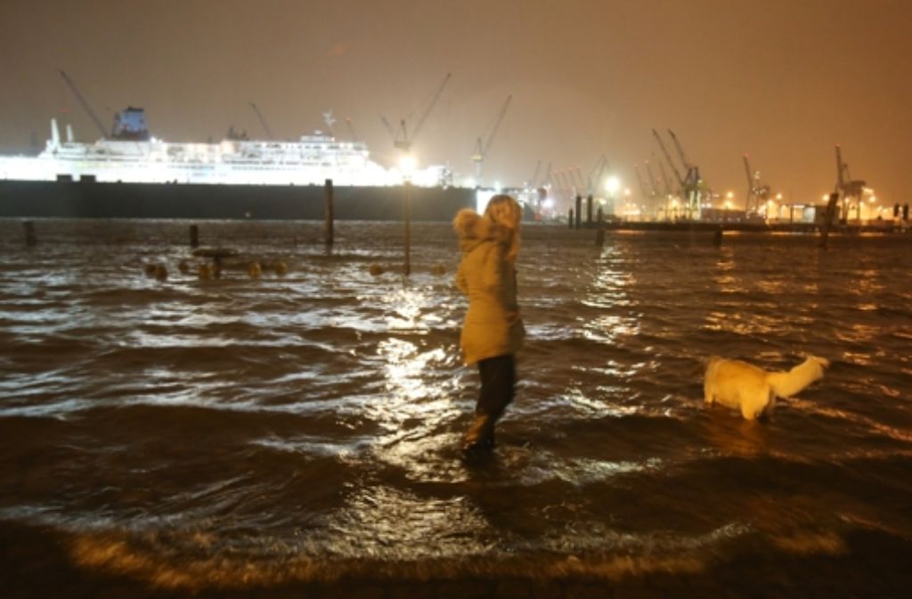 Xaver in Hamburg: Der berühmte Fischmarkt ist überflutet.