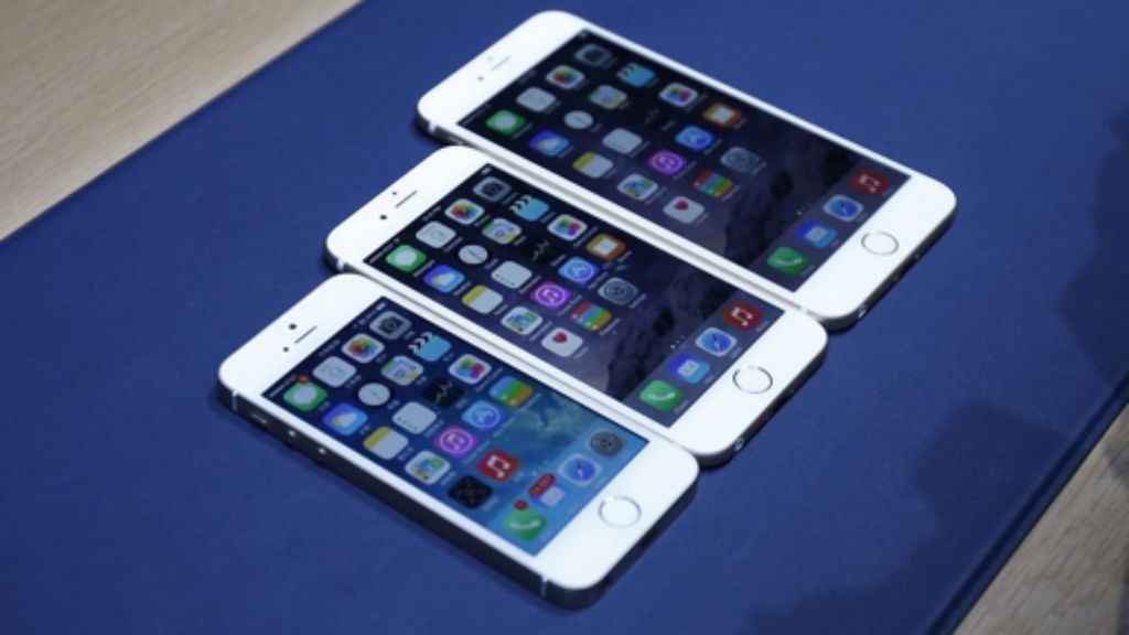 Gleich zwei neue iPhone-Modelle hat Apple bei der Keynote vorgestellt. Während das kleinere iPhone noch recht handlich ist, sieht das beim iPhone Plus schon anders aus. Wir zeigen, worin sich der 5,5-Zoll-Brummer von seinem kleinen Bruder unterscheidet. 