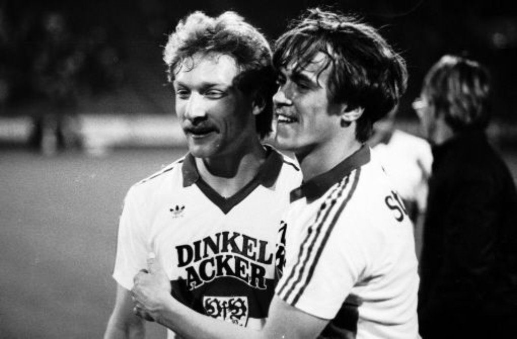 ... Saison 1983/84 soll wieder eine äußerst erfolgreiche für den VfB werden. Am 27. April 1984 freuen sich Andreas Müller (links) und Günther Schäfer über das 6:0 des VfB-Stuttgart beim 1. FC Nürnberg, am Ende der Spielzeit ...
