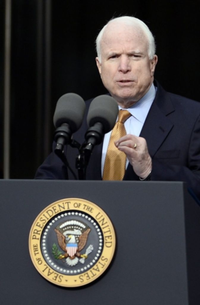 Seinem republikanischen Kollegen John McCain warf er vor, kein Kriegsheld zu sein: „Er ist kein Kriegsheld. Er ist ein Kriegsheld, weil er gefangen wurde. Ich mag Leute, die nicht gefangen wurden, okay? Vielleicht ist er ein Kriegsheld, aber er sagt gerade einige sehr schlechte Dinge über viele Leute.“ McCain war während des Vietnamkrieges mehrere Jahre in Kriegsgefangenschaft.