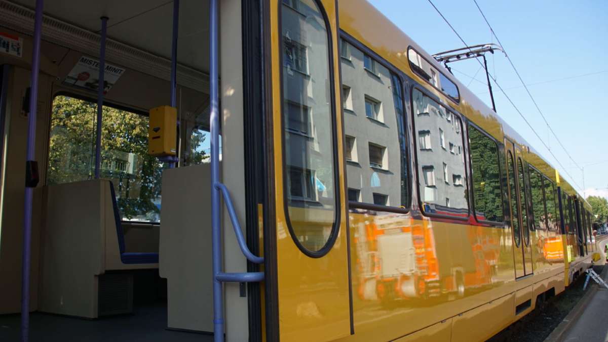 Fahrerflucht in Bad Cannstatt: Nach Gefahrenbremsung – Seniorin in Stadtbahn schwer verletzt