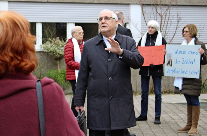 Protest in Hohenheim: Frauen konfrontieren Bischof Fürst