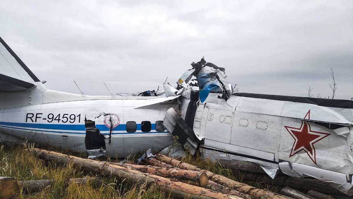  Bei einem Flugzeugabsturz in der russischen Teilrepublik Tatarstan sind am Sonntag mindestens 16 Menschen ums Leben gekommen. An Bord waren Fallschirmspringer eines regionalen Aeroclubs. 