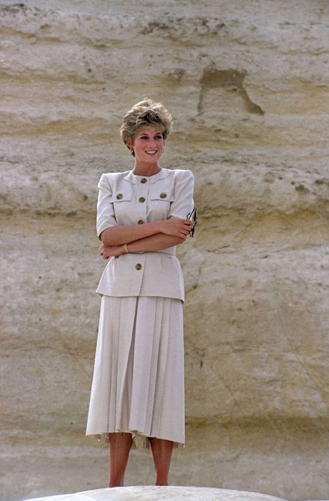 1992: Prinzessin Diana besucht Ägypten – für einen Fototermin vor den Pyramiden trägt sie ein Kleid im Safari-Look.