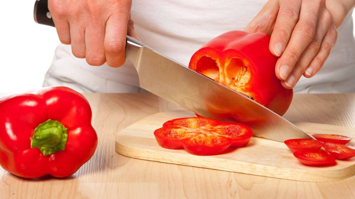 In diesem Artikel zeigen wir Ihnen, wie Sie Paprika schnell und einfach schneiden und entkernen können.
