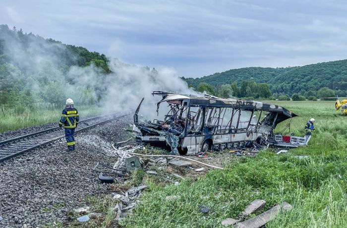 Unfall bei Blaustein: Zug kollidiert mit Bus –  mehrere Verletzte