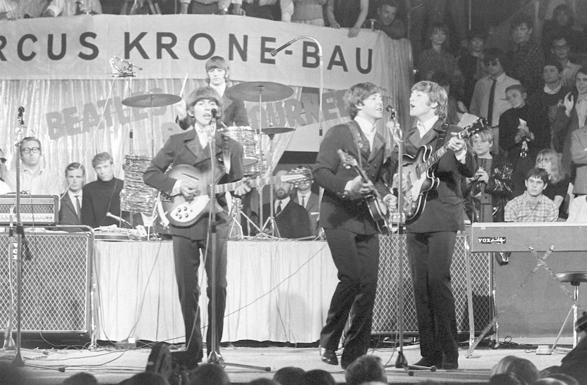 George Harrison, Paul McCartney, John Lennon (vorne von links) und im Hintergrund am Schlagzeug Ringo Starr 1966 im Münchner Circus Krone-Bau.