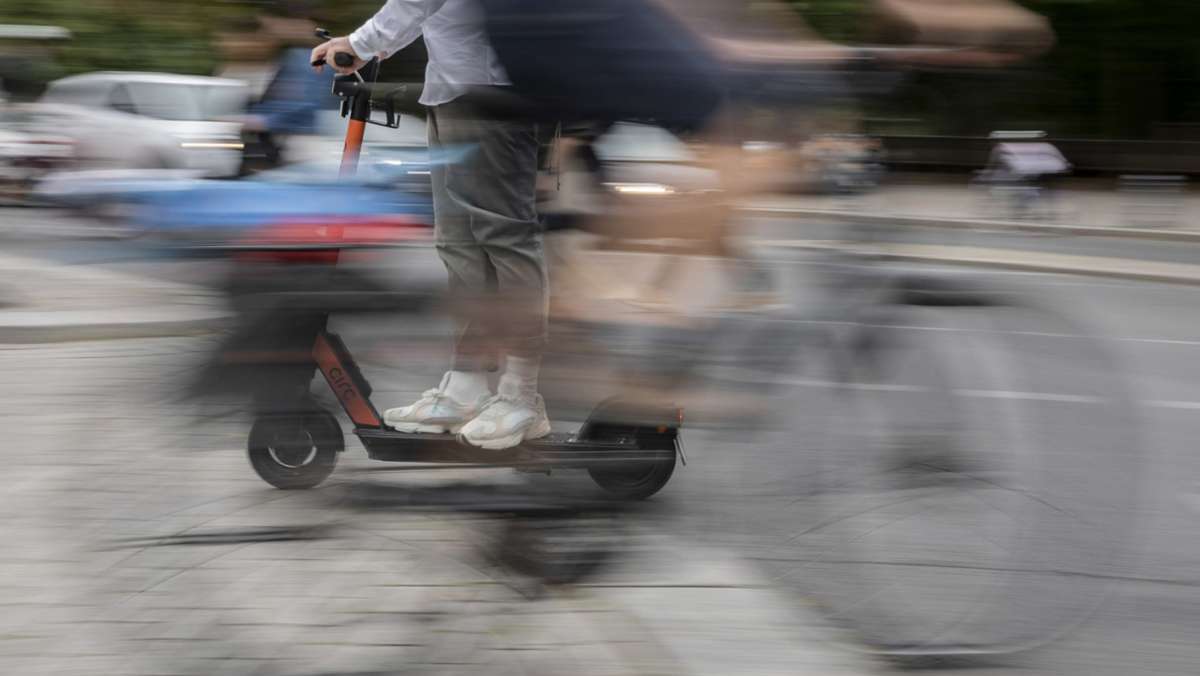 Unfall in Stuttgart-West: Betrunkener E-Scooter-Fahrer kracht gegen Auto – schwer verletzt