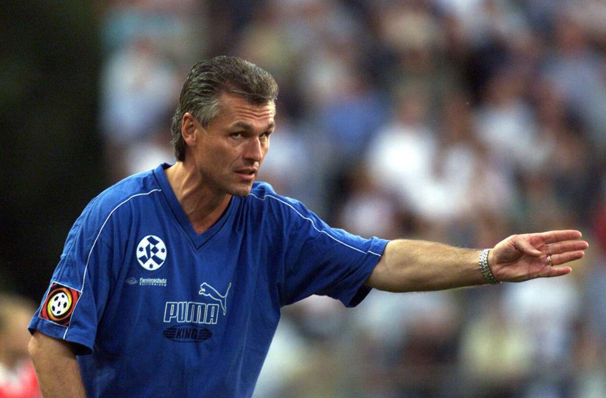 Hans-Jürgen Boysen übernahm die nachträglich geretteten Kickers zur Saison 2000/2001, würde aber in Laufe der Saison freigestellt.