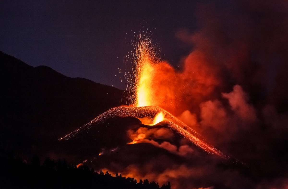 Lava und Pyroklastika (feste Bestandteile, die bei einem Vulkanausbruch aus dem Erdinnern an die Erdoberfläche gelangen) werden vom Vulkan Cumbre Vieja auf La Palma ausgestoßen.