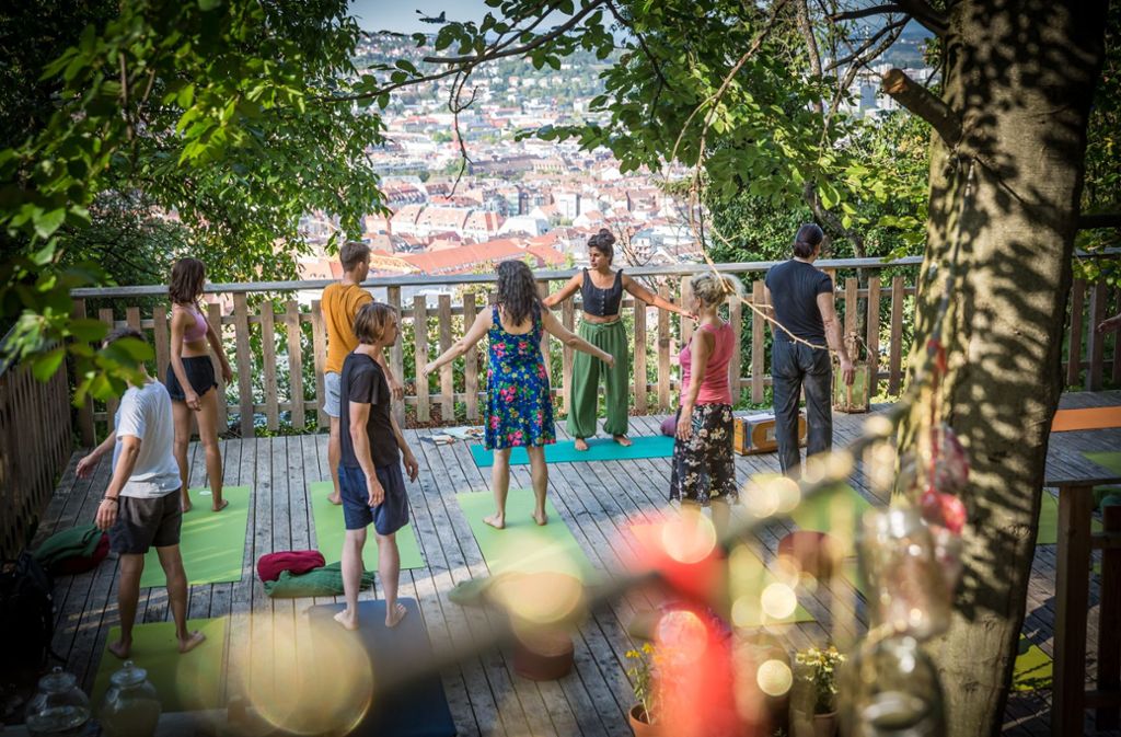 Über den Dächern Stuttgarts: Yoga in einem Garten an der Hasenbergsteige