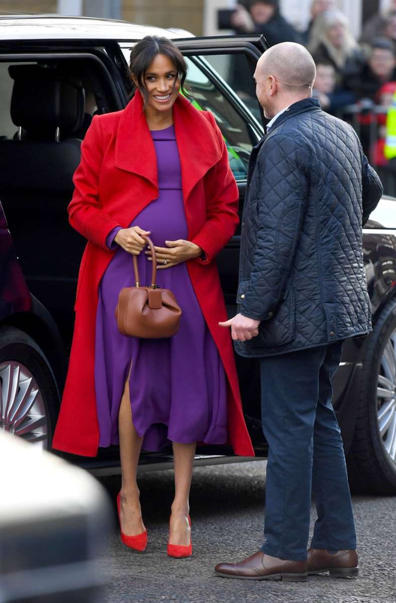 Ein seltener Anblick der Herzogin, die sich sonst in Sachen Farbe recht zurückhaltend zeigt. Bei einem Besuch im Januar 2019 trägt sie ein lilafarbenes Kleid und kombiniert es gewagt mit einem knallroten Mantel samt Pumps.