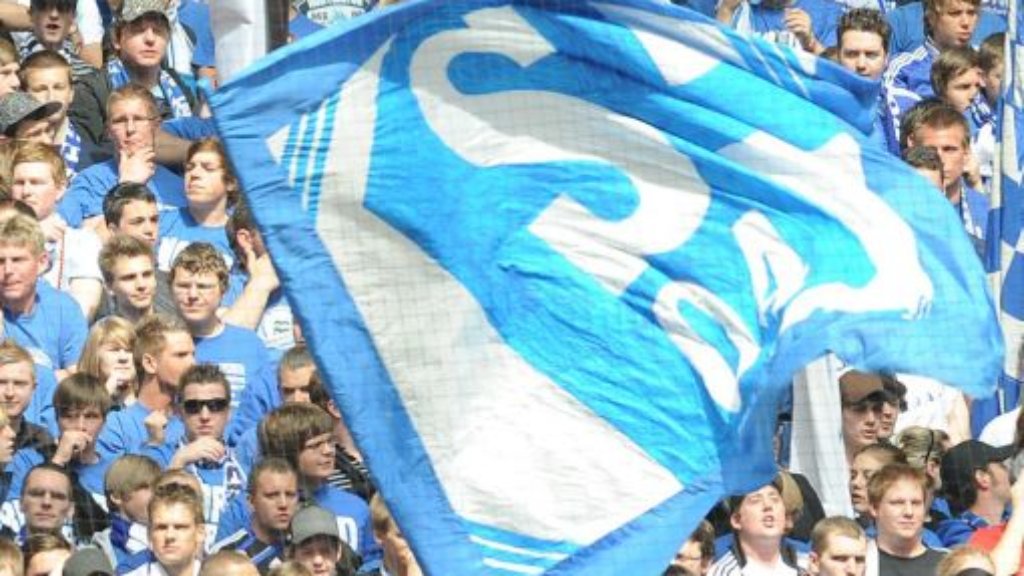 Blaulicht aus der Region: 5. Januar: Fußballfans in Sindelfingen prügeln sich um Schalke-Fahnen
