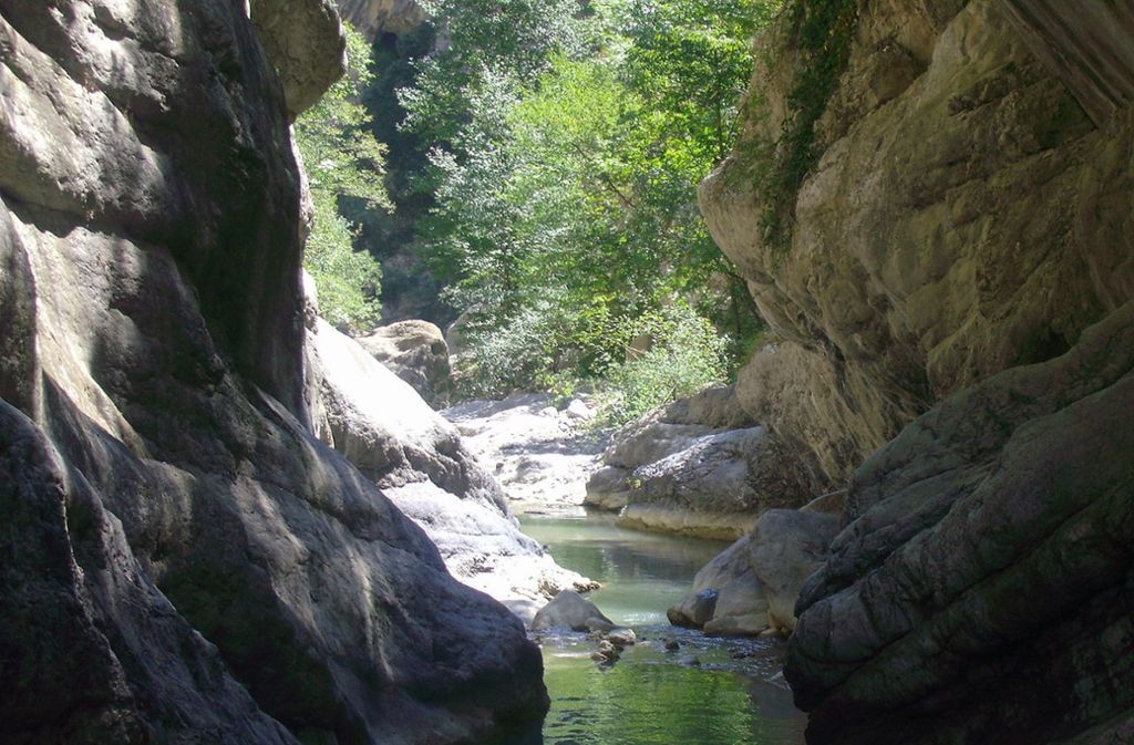 Das Naturschutzgebiet Le Gole del Raganello mit der engen Schlucht des Torrentes Raganello.